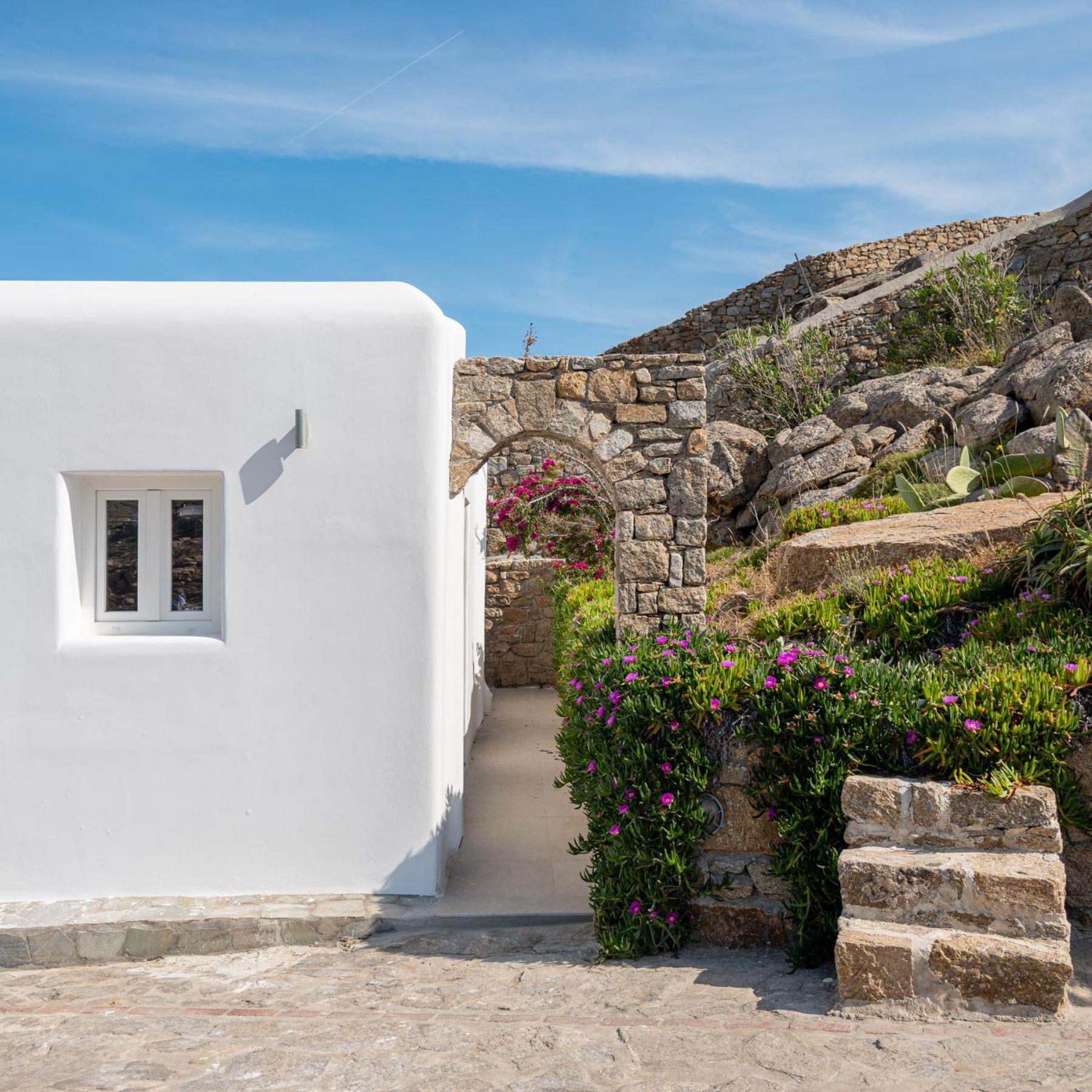 Guest house Etesians & Super Paradise Beach (Mykonos)